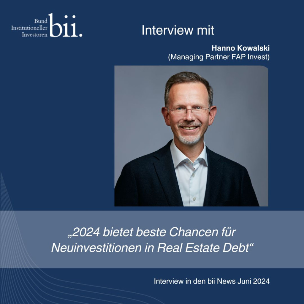 Was sind die Vorteile von Real Estate Debt gegenüber anderen Asset-Klassen?
Im Vergleich zum direkten Equity Investment in Immobilien, bieten Real Estate Debt Engagements insbesondere den Vorteil des Risikoabschlags. Bei Finanzierungsausläufen zwischen 60 % bis 80 % auf den Marktwert ergibt sich ein guter Puffer gegenüber Wertveränderungen. Auch die vergleichsweise kurzen Laufzeiten von Darlehen, oft nur zwischen 1 bis 3 Jahren, sind in volatilen Märkten ein klarer Vorteil und schaffen Flexibilität.   Als dritter Vorteil ist klar die höhere Rendite zu nennen. Debt schlägt ertragsseitig in der Regel das direkte Immobilieninvestment.